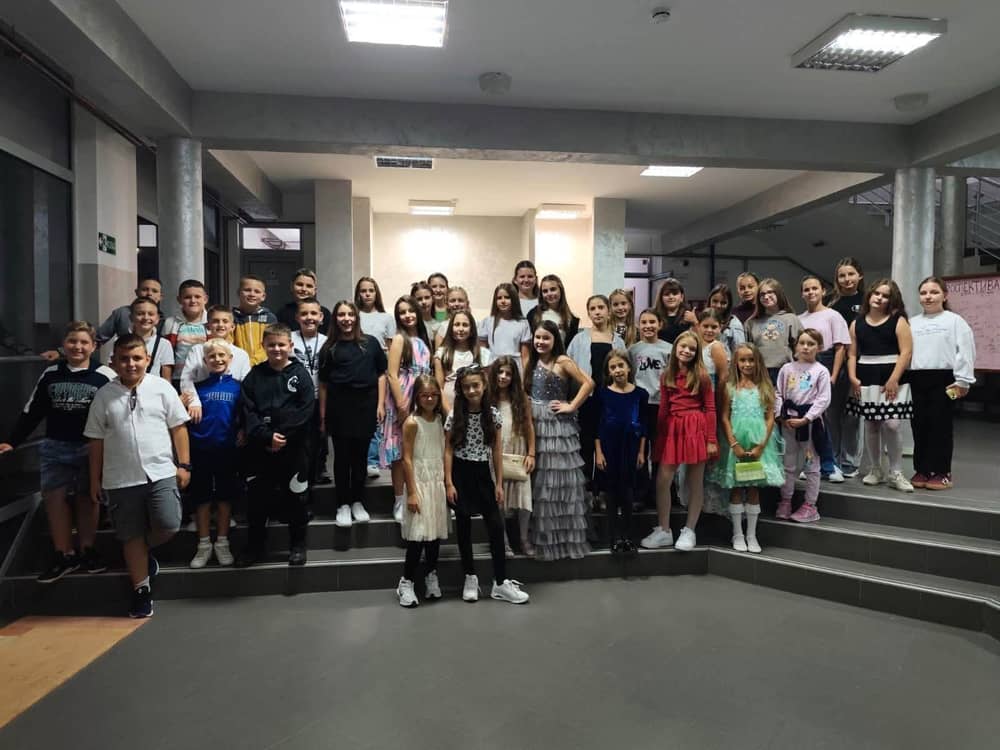 Djeca na stepeništu u Vrnjačkoj Banji tokom festivala
