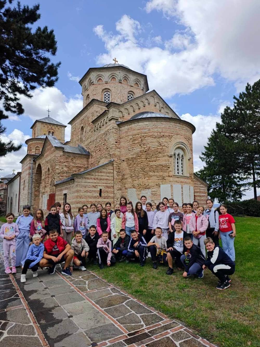 Grupna fotografija djece ispred manastira Žiča