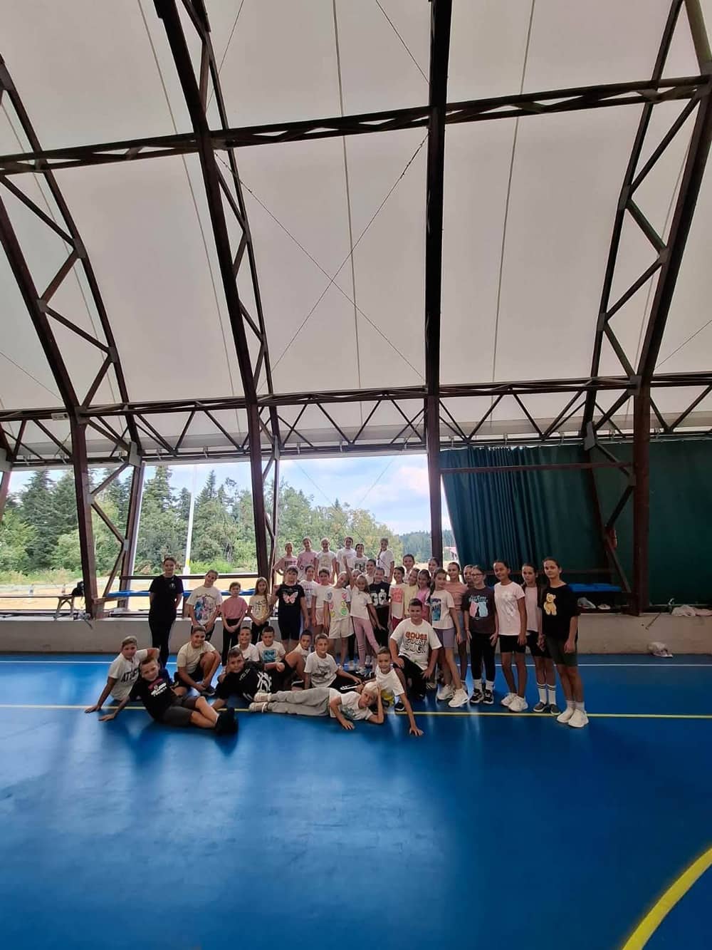 Djeca u sportskoj dvorani tokom druženja i aktivnosti