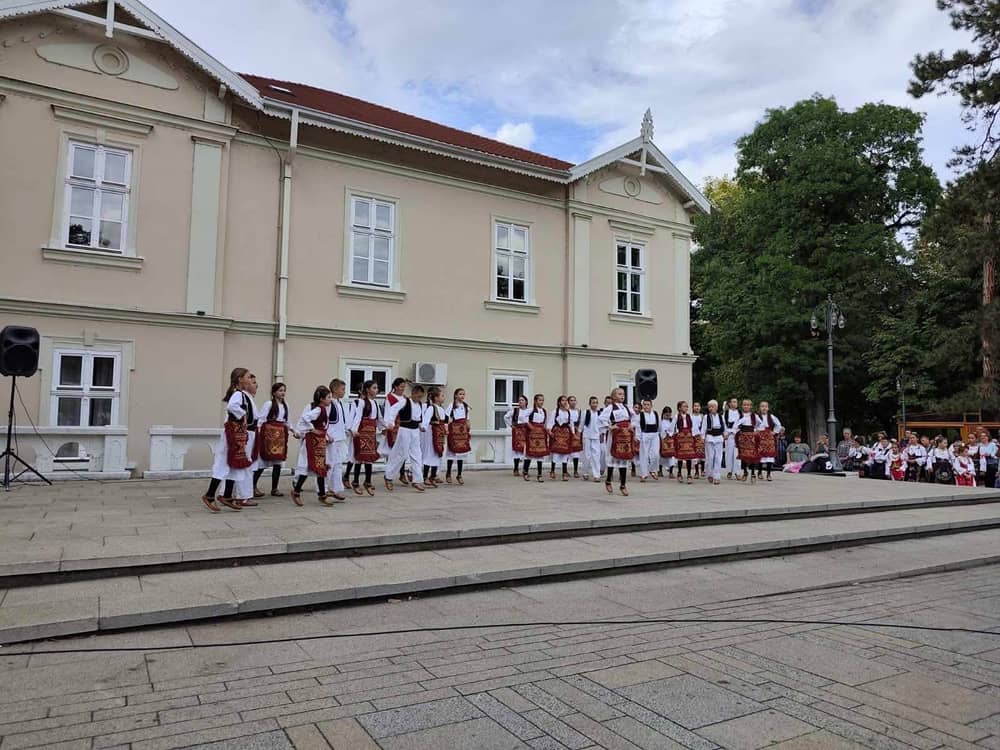 Nastup djece u narodnim nošnjama na otvorenom tokom festivala