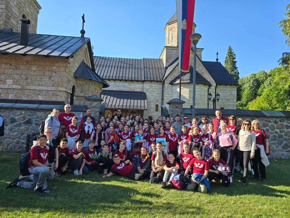 Grupna fotografija djece ispred manastira Moštanica