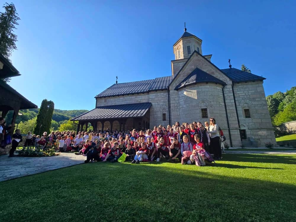 Djeca učestvuju u aktivnostima na otvorenom kod manastira Moštanica