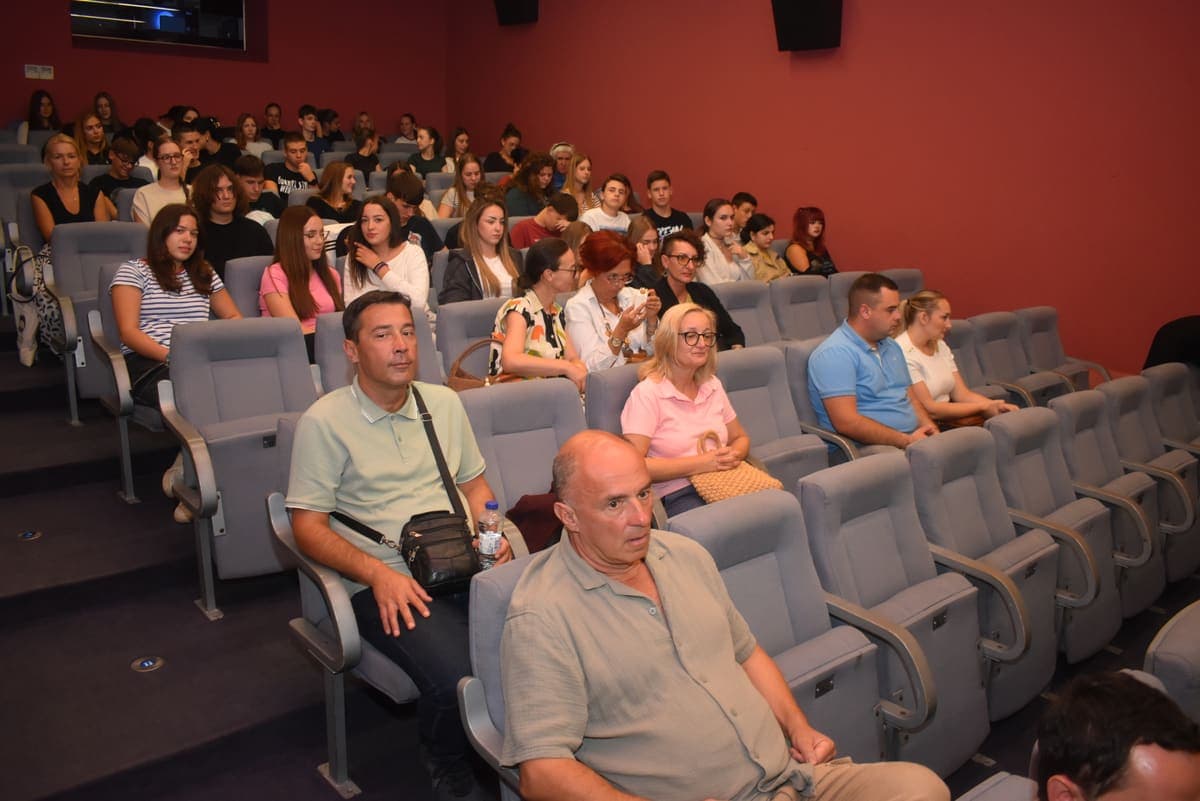 Publika u sali Kina Kozara prije projekcije filma
