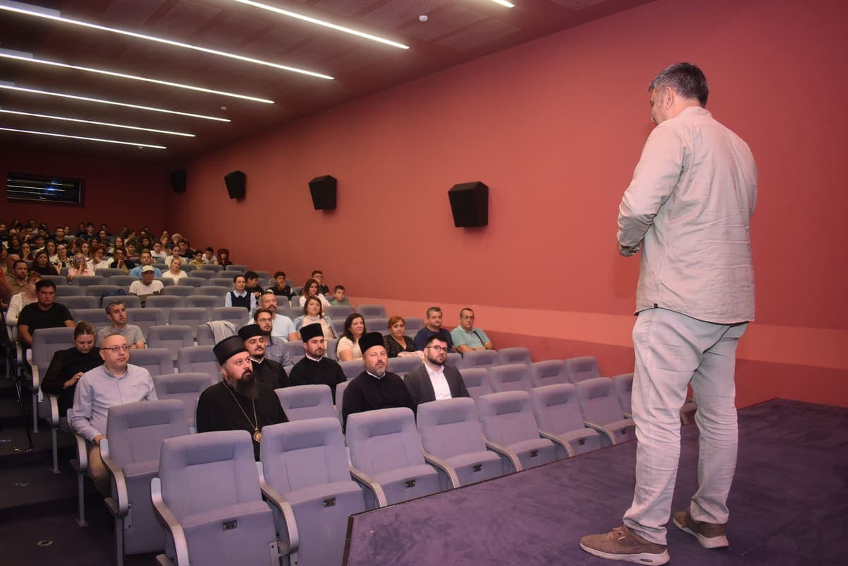 Autor filma obraća se publici, u prvom redu sveštenici i zvanice