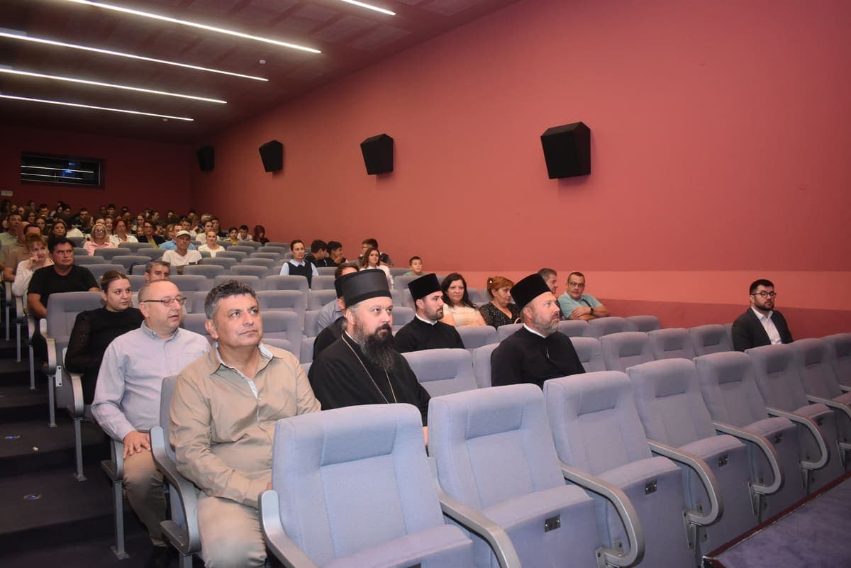 Sveštenici i zvanice u publici na premijeri filma